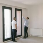 Modernūs balti plastikiniai langai šviesiame namų interjere.