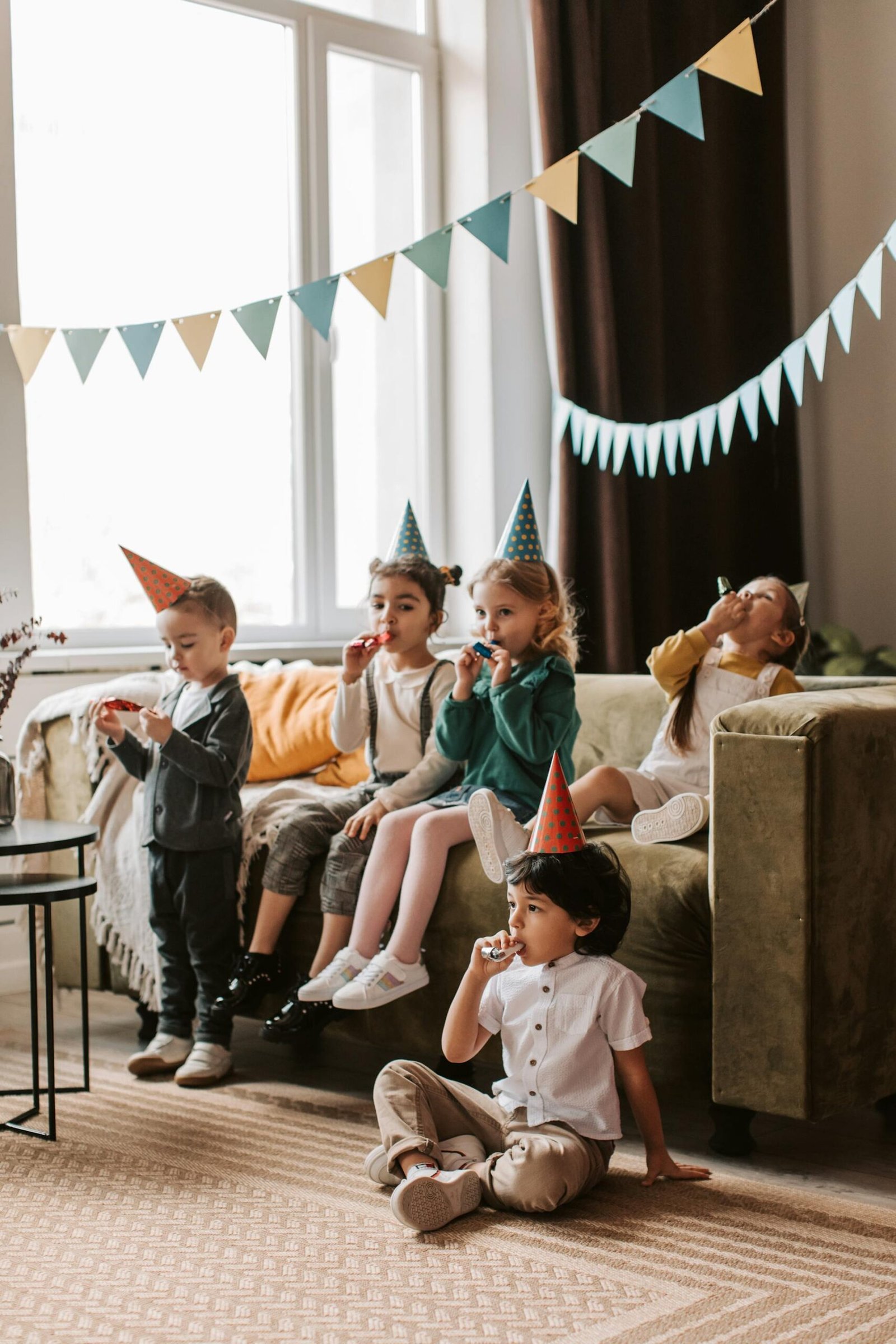 Renginio vedėjas linksmina svečius jaukaus gimtadienio šventės namuose metu.