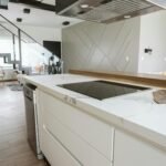 Modernus ir kokybiškas virtuvės interjeras su individualiai suprojektuotais baldais.