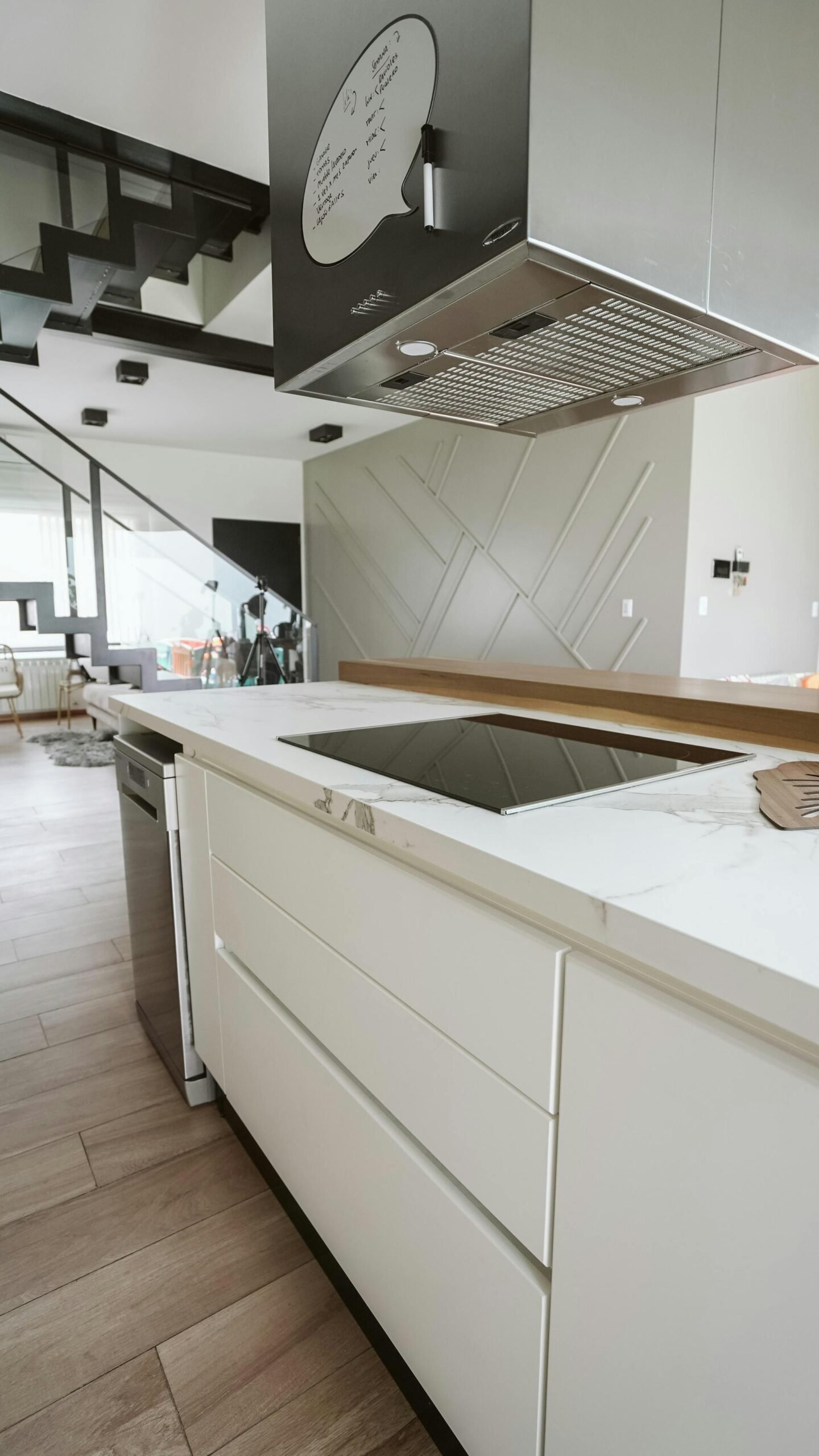 Modernus ir kokybiškas virtuvės interjeras su individualiai suprojektuotais baldais.