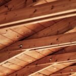 Modernaus namo interjeras su natūralaus medžio sienų apdaila